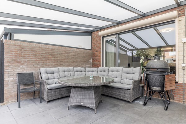 Foto - Te koop: In Landgraaf op een zeer kindvriendelijke locatie bevindt zich deze nette en moderne instapklare energiezuinige tussenwoning uit 2008